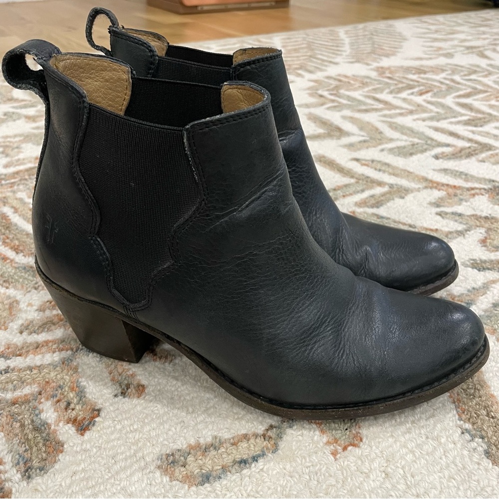 Frye Women’s Black Leather Jackie Gore ankle boots size 9